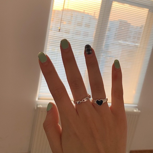 Black heart ring, heart ring, heart signet ring, stacking silver ring - Picture 3 of 7